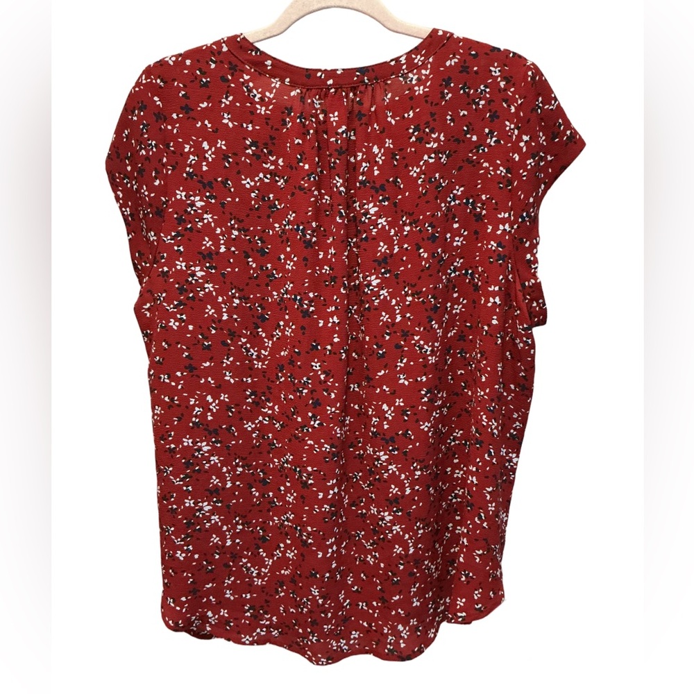 41 Hawthorn red floral Morey v-neck short sleeve blouse. Size 1X - Picture 2 of 6